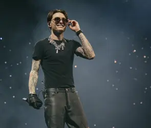 Peso Pluma insulta a dueño de arena donde cantó por mirarlo feo: "hijo de..."