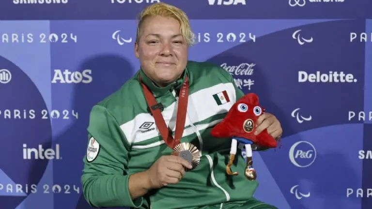 La Para Atleta mexicana subio al podio en el Stade de France, mismo que completaron <strong>Dong Feixia</strong> de China con la plata y la colombiana<strong> Érica María Castaño</strong> con el oro.<br>Créditos: @CONADE