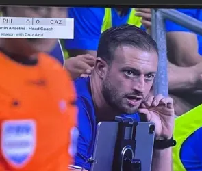 Apple TV se exhibe por desconocer a Martín Anselmi y enfocar a su auxiliar técnico