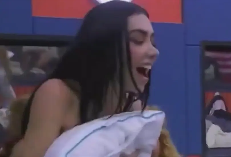 La popular celebridad comenz&oacute; una fiesta donde sus compa&ntilde;eros y ella terminaron con poca ropa ante las c&aacute;maras.