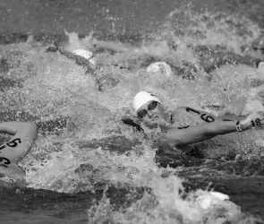 Atleta muere ahogado en plena competencia antes de llegar a la meta (VIDEO)