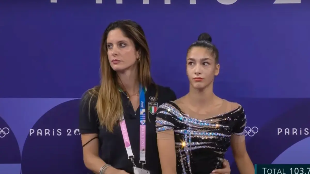 En redes sociales existen muy pocas fotos de ella, principalmente porque su Instagram lo utiliza para compartir clips de entrenamientos y los logros de sus gimnastas.