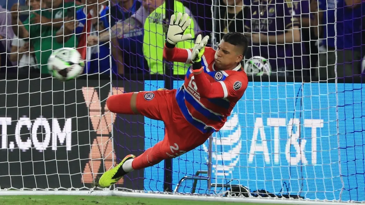 El portero colombiano de Cruz Azul atajó dos penales para enviar al equipo a la siguiente ronda de la Leagues Cup.