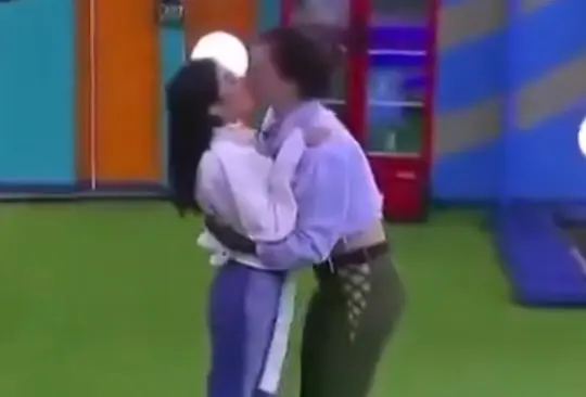 Gala Montes y Karime protagonizaron un apasionado beso en La Casa de los Famosos.