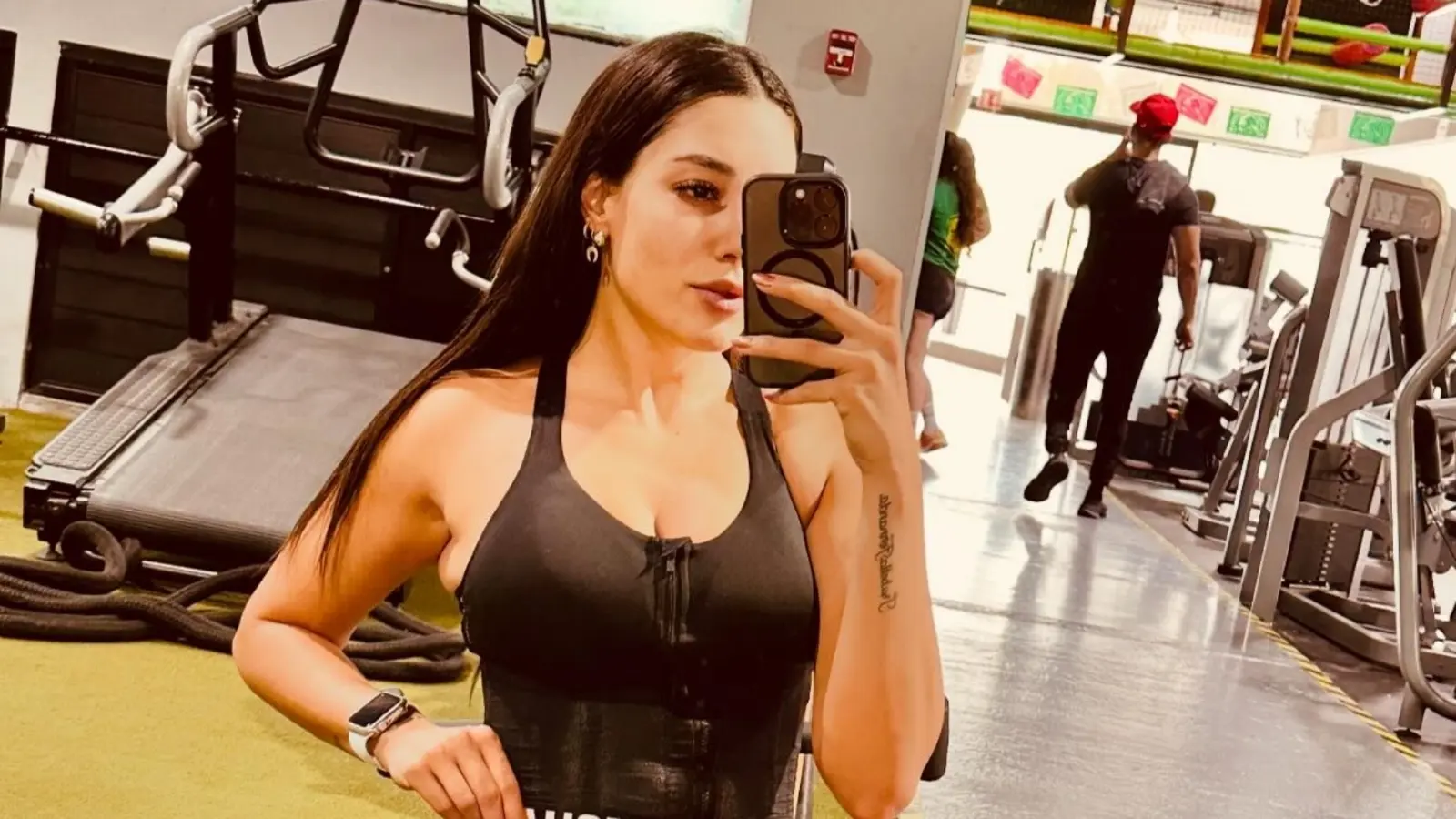 Adem&aacute;s de lo relacionado al futbol, tambi&eacute;n comparte su gusto por entrenar en el gimnasio.