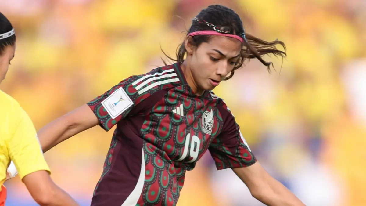 La carrera profesional de Montserrat Saldívar dio inicio con 14 años, debutando en la Liga MX Femenil el 16 de agosto de 2021 en un partido contra Pachuca.