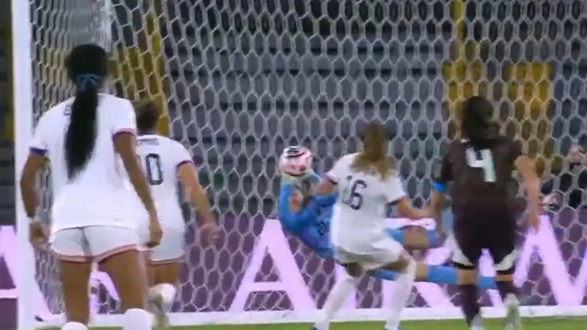 Mariangela Medina tuvo pocas intevenciones, una de ellas atajando un penal que le dio esperanza a México de meterse en el partido pese al marcador adverso de 2-3.