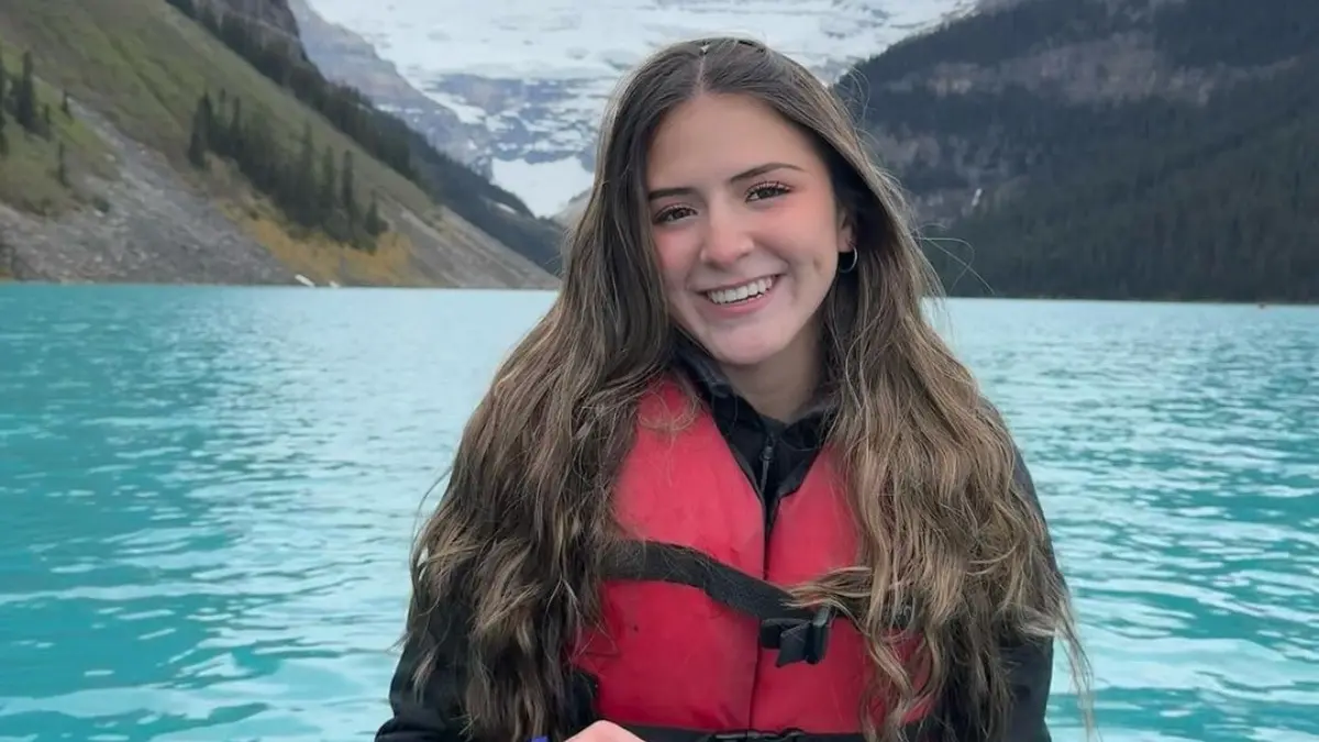 La nacida en Saltillo, Coahuila cuenta con una estatura de 1.86 metros, dándose sus inicios en el deporte con el basquetbol.