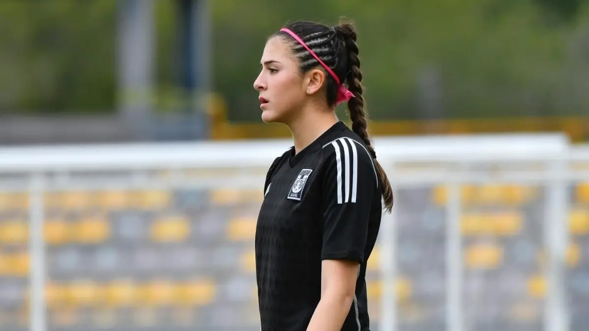 "Crecí jugando básquetbol durante cuatro o cinco años, ya tenía la habilidad de atrapar el balón con las manos, así que practicaba futbol y básquetbol simultáneamente', reveló para Vanguardia MX.