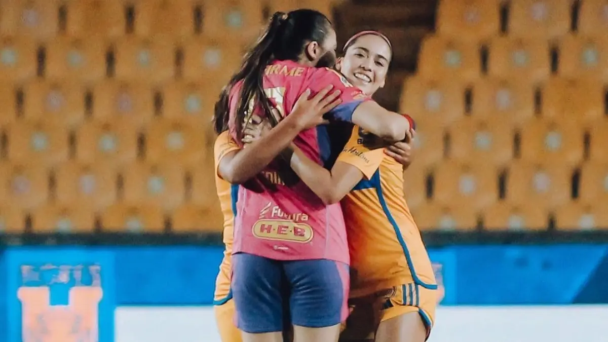 En sus propias palabras, su incursión en la portería se dio cuando la portera del equiipo donde jugaba no llegó y tuvo que pararse bajo los tres postes.