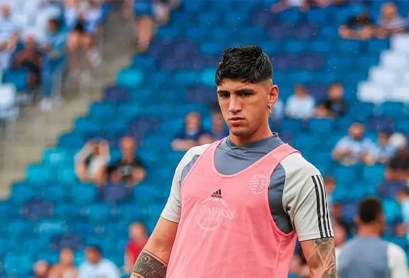 Un compa&ntilde;ero de Alan Pulido fue despedido por el Sporting KC por apostar 