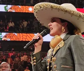 Canelo vs Berlanga: El grosero error de Camila Fernández en el Himno Nacional