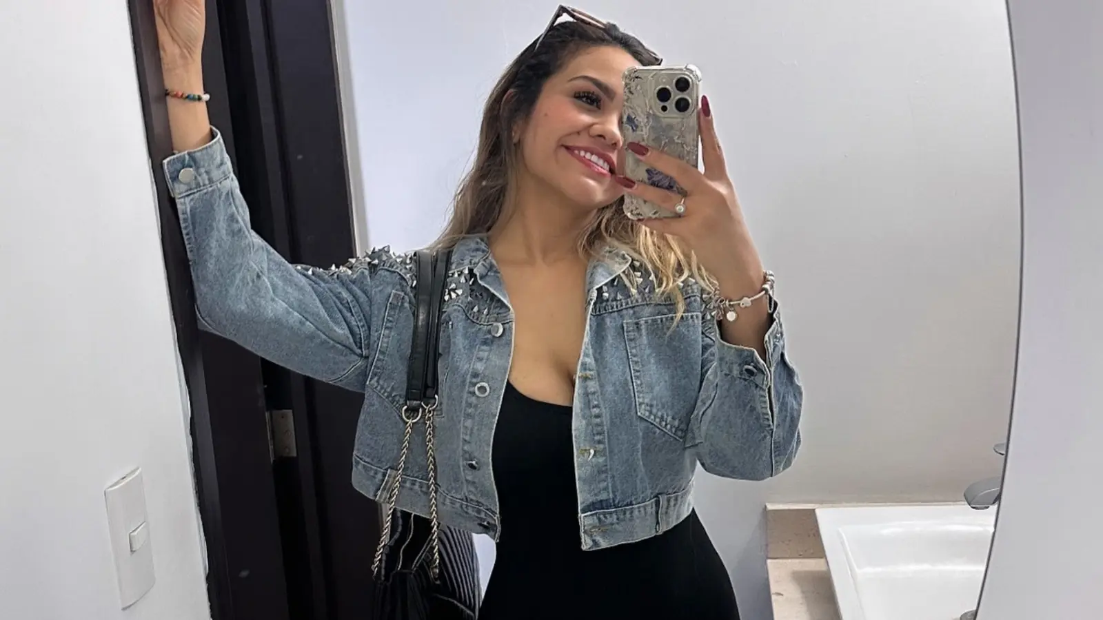 La mexicana sí inició en radio y como reportera, no obstante eso cambió tiempo después. 