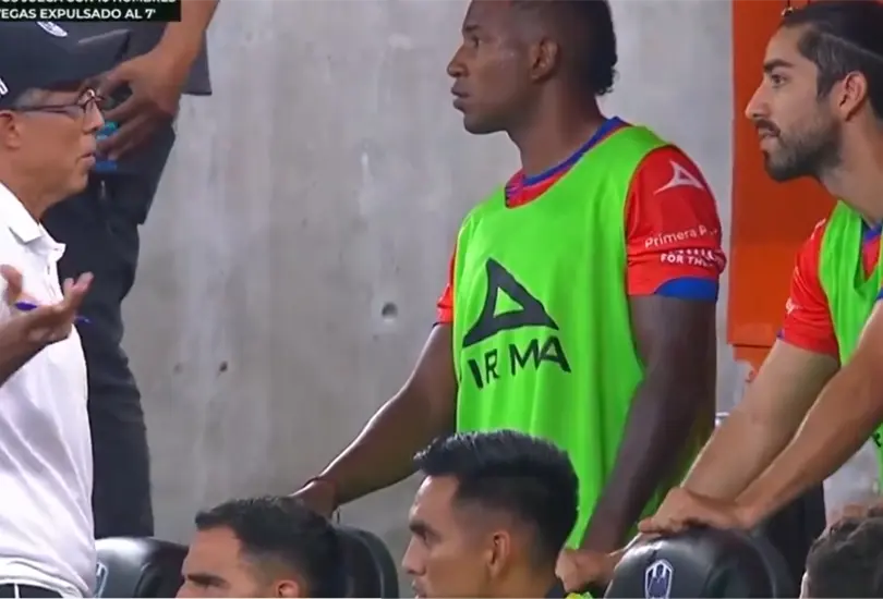 Rodolfo Pizarro no pudo ocultar su molestia por no entrar en el juego vs Rayados 