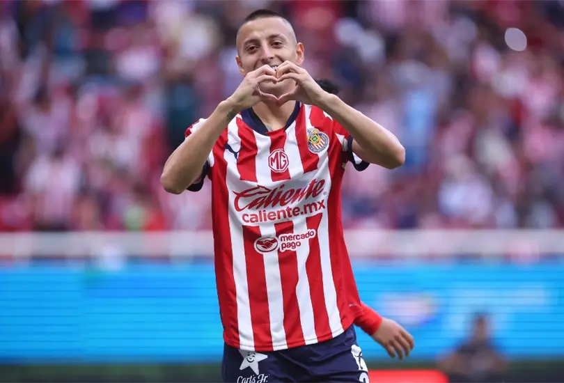 Piojo Alvarado estar&iacute;a cerca de renovar con Chivas y esto traer&iacute;a un millonario salario para quedarse 