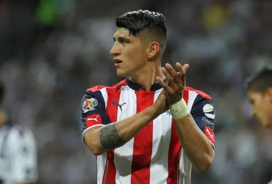 Alan Pulido podría ser una opción real para las Chivas.