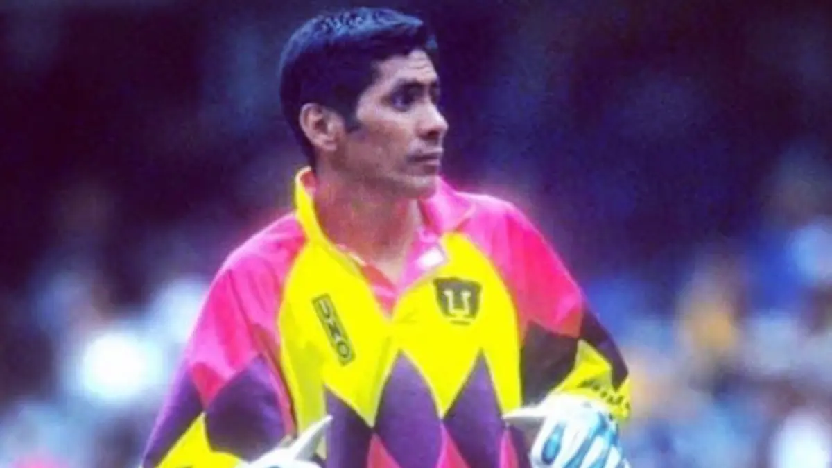 Jorge Campos. Un referente del f&uacute;tbol mexicano, recordado por sus coloridos uniformes y grandes actuaciones en la porter&iacute;a durante su paso por los Pumas y la Selecci&oacute;n Mexicana, lleg&oacute; a ser considerado como uno de los mejores arqueros del mundo, pero pese a tener acercamientos con algunos clubes europeos, nunca se pudo concretar algo.