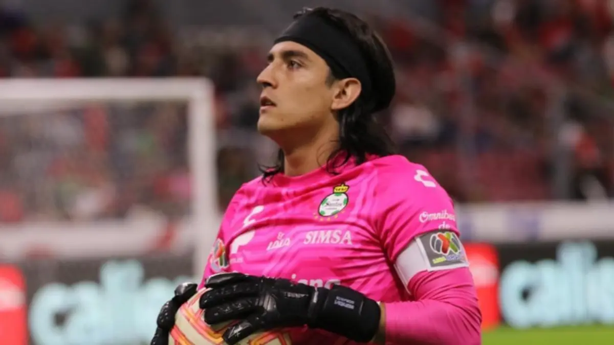Carlos Acevedo. El guardameta tuvo un gran momento en el Santos Laguna que le vali&oacute; poder llegar a ser seleccionado nacional e incluso en alg&uacute;n momento fue relacionado con el Bayern Leverkusen de la Bundesliga, mismo rumor que fue desmentido. No ha sido el &uacute;nico equipo en sonar, tambi&eacute;n ha sido mencionado el Manchester City y m&aacute;s recientemente el Everton.