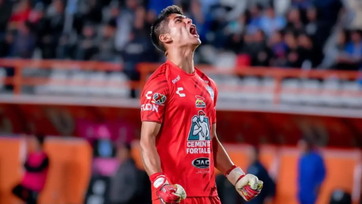 Carlos Moreno. A pesar de que se ten&iacute;an reportes de que el arquero del Pachuca podr&iacute;a estar en la mira de un equipo ingl&eacute;s, los &acute;Tuzos&acute; ya han desmentido el rumor y se&ntilde;alan que no se tiene alguna oferta por el guardameta mexicano, por lo cual el sue&ntilde;o europeo deber&aacute; esperar.