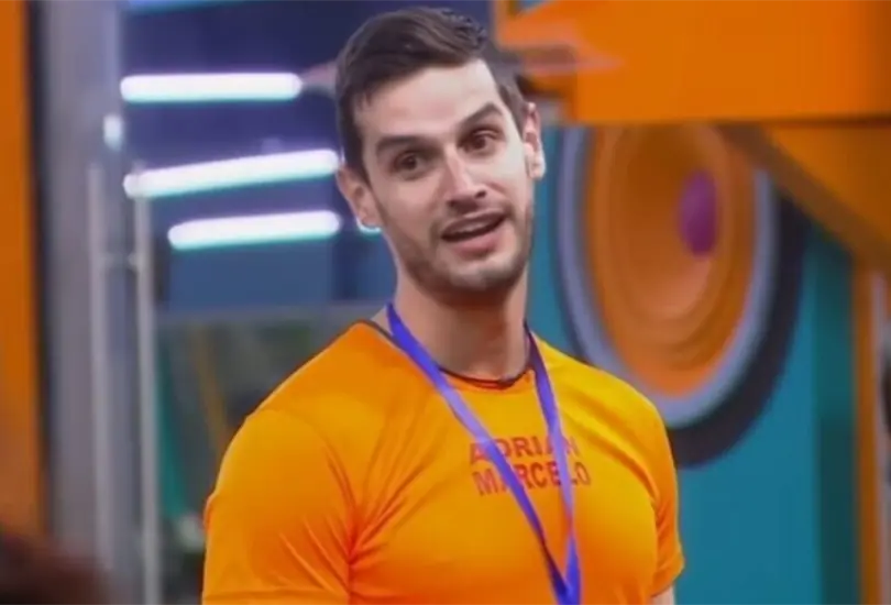 Adrián Marcelo tendrá que pagar con billete su salida de La Casa de los Famosos. Adrián Marcelo tendrá que pagar con billete su salida de La Casa de los Famosos.