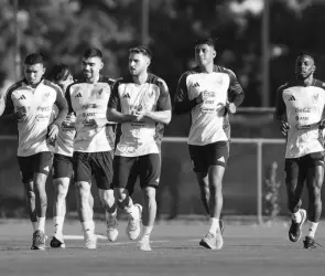 Seleccionado mexicano es exhibido por llevar mujeres a la concentración del Tricolor