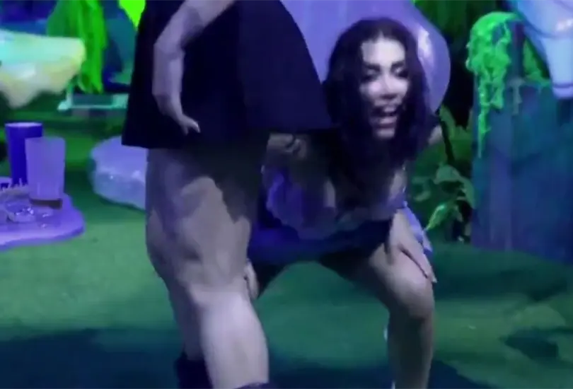 La influencer no contaba con que una c&aacute;mara la estaba grabando desde un &aacute;ngulo muy poco favorable para ella.