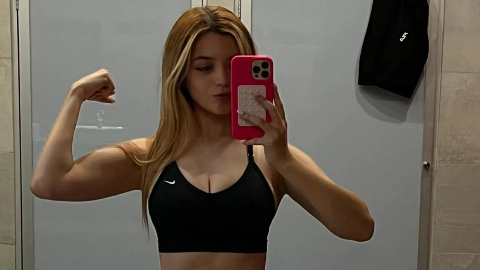 Sobre Natalia, se especializa en la transmisi&oacute;n en vivo a trav&eacute;s de la plataforma Twitch.