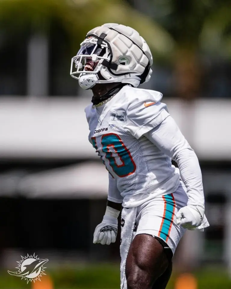 El jugador de los 'Delfines' fue arrestado con fuerza excesiva y los aficionados salieron en su defensa<br>@miamidolphins<br>