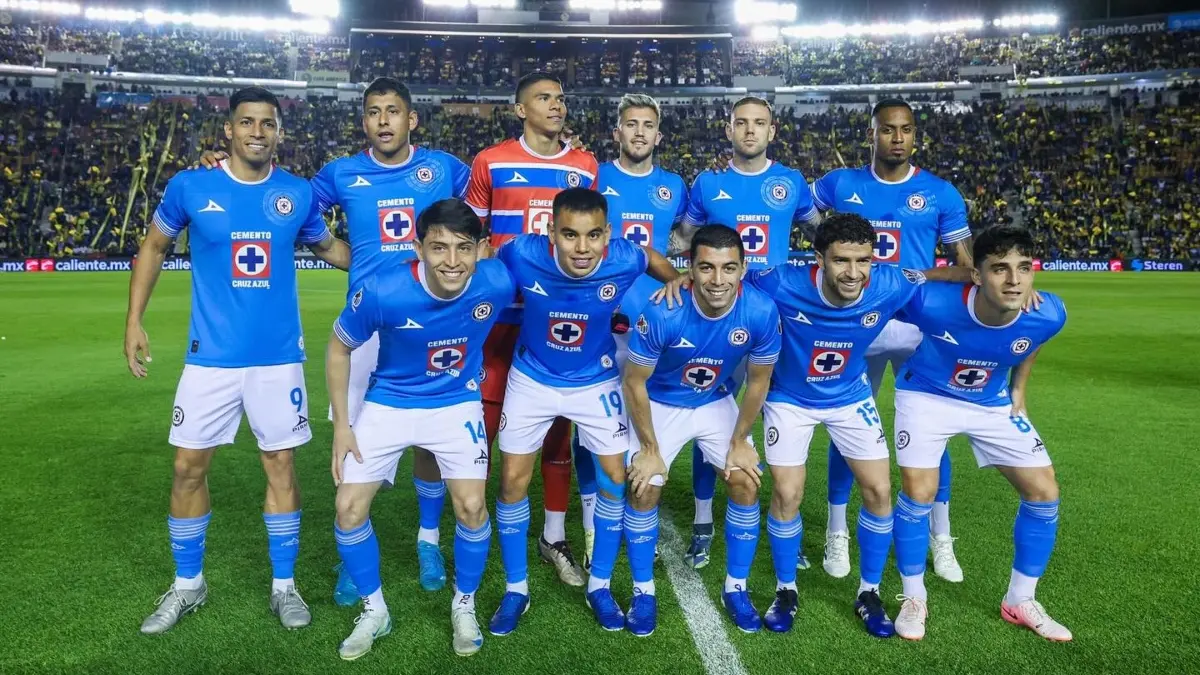  Un futbolista de Cruz Azul fue ehxibido por regresar llenito 