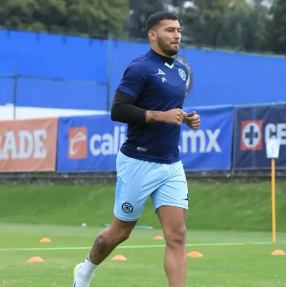 ¿Se queda? Juan Escobar es captado en instalaciones de Cruz Azul