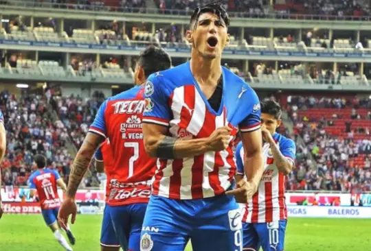 Alan Pulido estaría dispuesto a sacrificar su gran sueldo por volver a Chivas