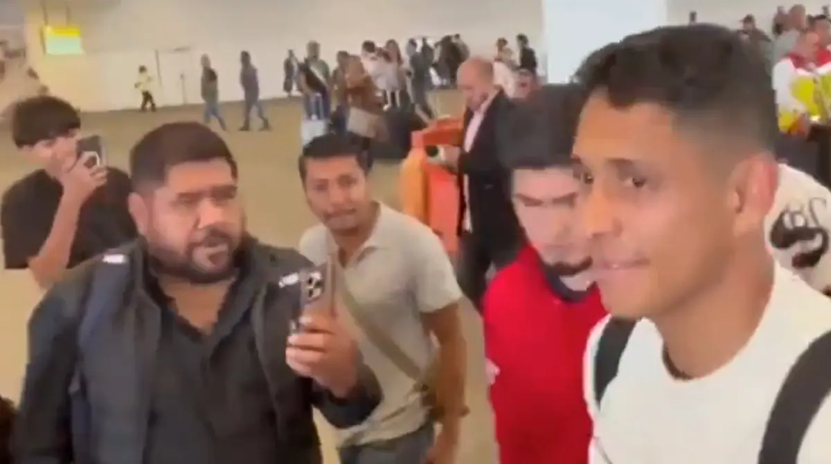  Chuyón recibió a Luis Romo en el aeropuerto de Guadalajara 