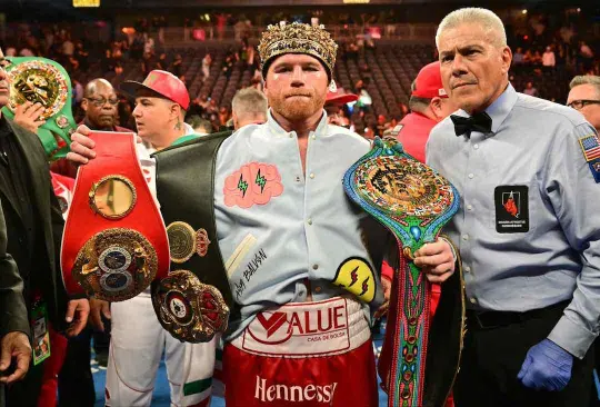 Saul Canelo Álvarez es el campeón de las organizaciones WBC, WBO, WBA