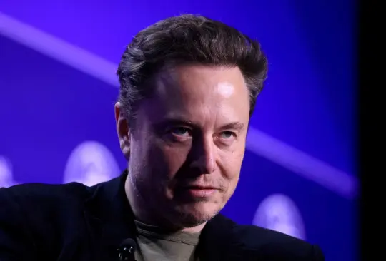 Elon Musk adquirió Twitter por 44 mil millones de dólares, implementando cambios significativos en la plataforma desde su adquisición