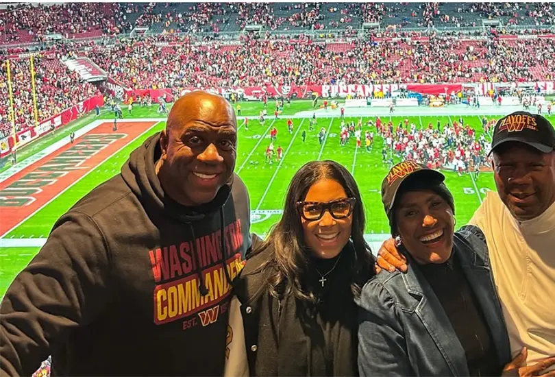 Magic Johnson y su esposa Cookie se unieron al grupo de propietarios que compr&oacute; los Washington Commanders por una cifra r&eacute;cord de 6.050 millones de d&oacute;lares