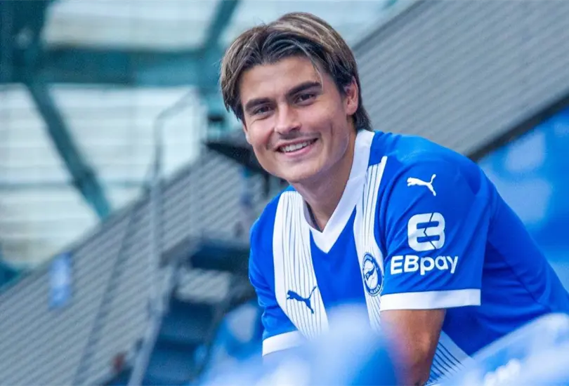 El jugador luci&oacute; una sonrisa en el rostro al usar ropa del club.