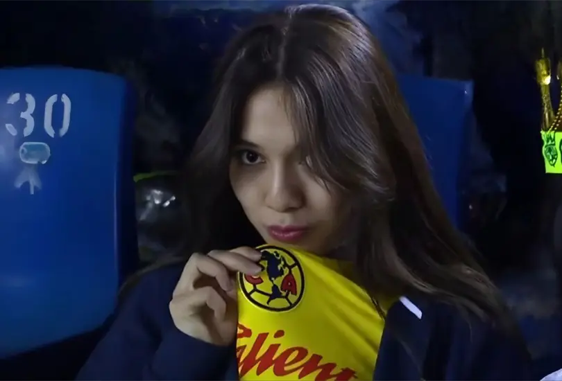 La mujer presumi&oacute; su amor por el escudo de las &Aacute;guilas ante la c&aacute;mara.