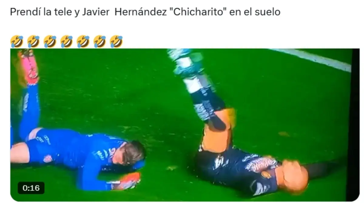 Las chivas estaban festejando el partido número 100 de Chicharito