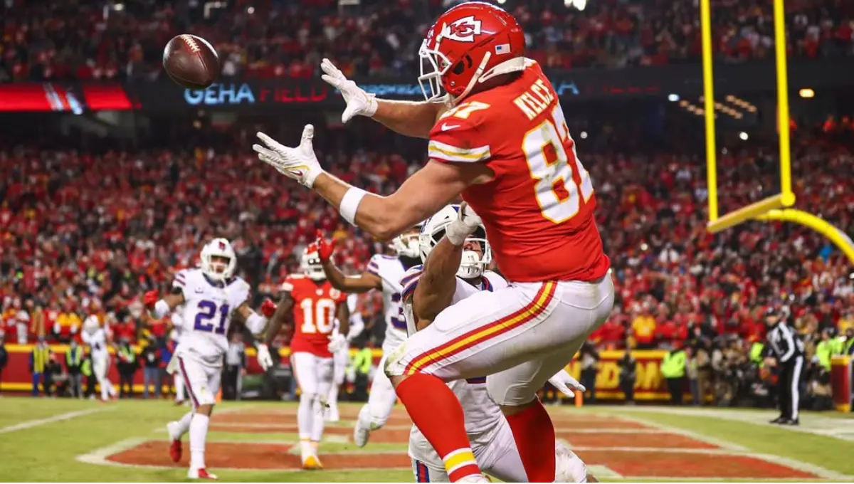  Kelce ha acumulado 2,020 yardas de recepción en los playoffs, acercándose a las 2,245 yardas de Rice 