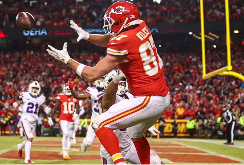 Kelce ha acumulado 2,020 yardas de recepci&oacute;n en los playoffs, acerc&aacute;ndose a las 2,245 yardas de Rice