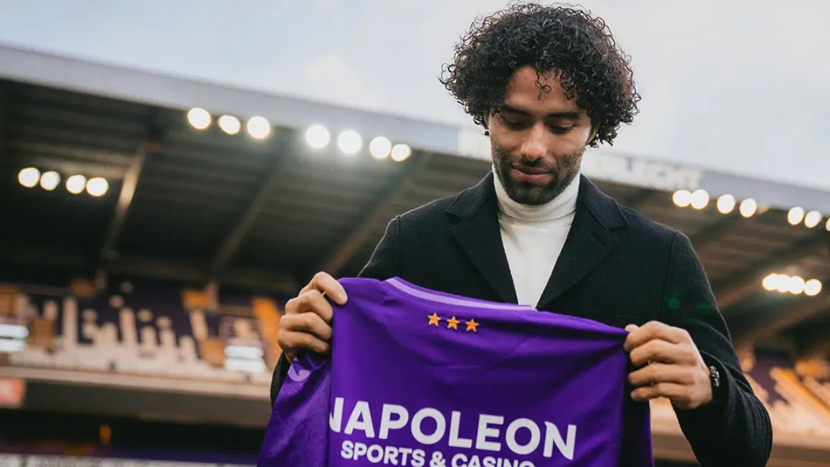  César Huerta tuvo que ver el partido del RSC Anderlecht desde la grada 