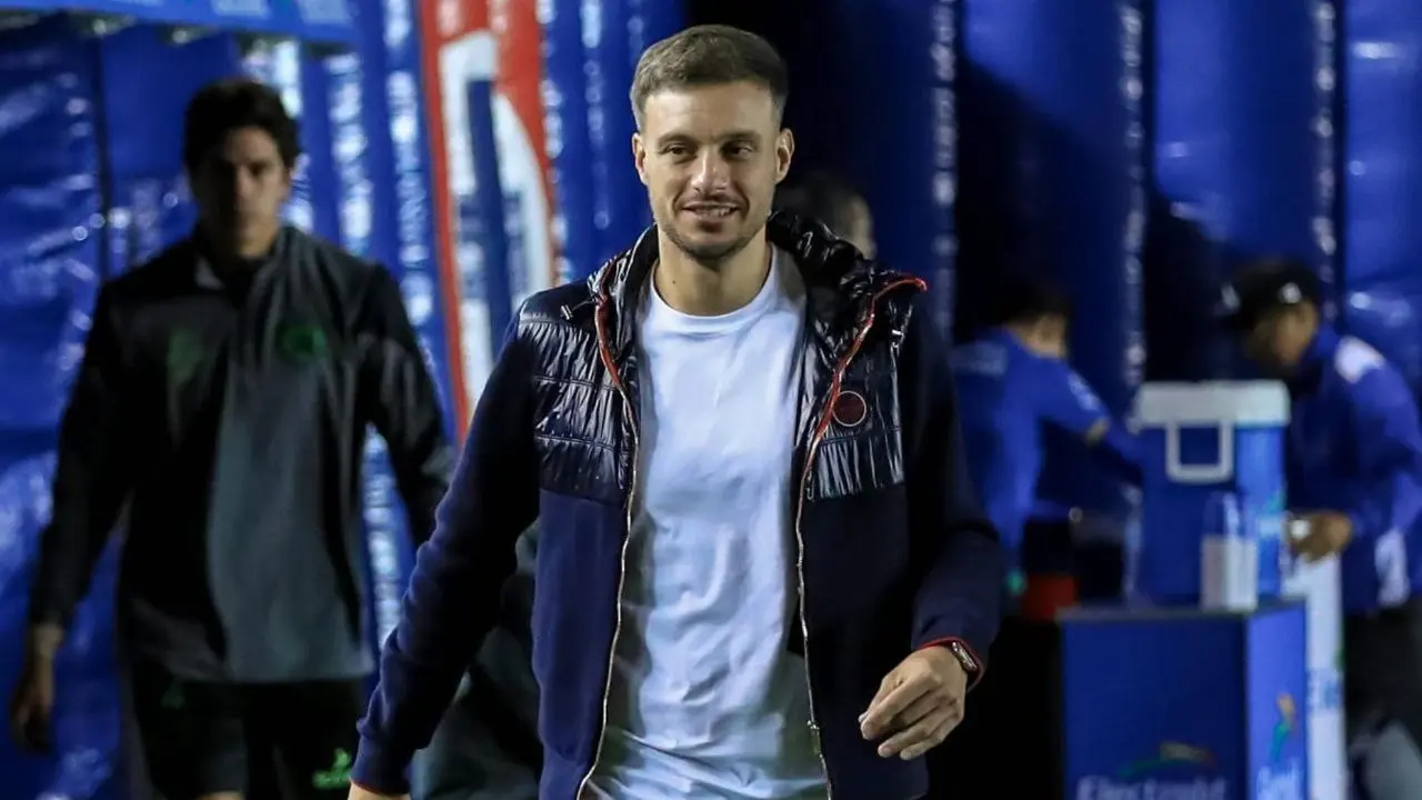  El técnico fue captado llegando a las instalaciones del equipo y sorprendió a muchos. 