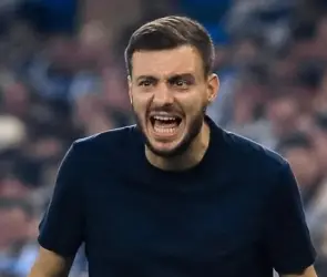 Aficionados exhiben a Martín Anselmi por falsa promesa a Cruz Azul