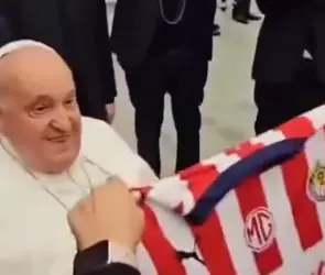 Regalan camiseta de Chivas al Papa Francisco
