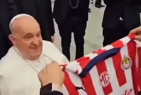 El Papa Francisco lució sonriente al recibir la camiseta de las Chivas.