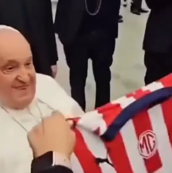 Regalan camiseta de Chivas al Papa Francisco