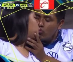 Pareja se hace viral en Kiss Cam de TV Azteca en el Puebla vs Mazatlán