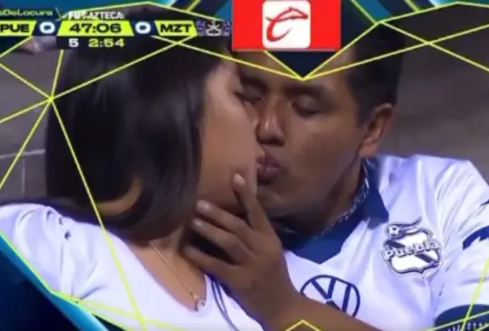 Una pareja se dejó llevar y ahora son virales gracias a la Kiss Cam de Azteca Deportes