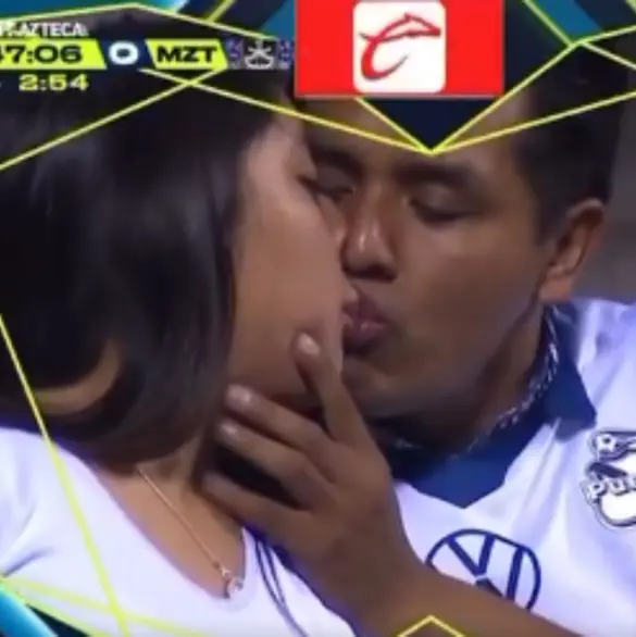 Pareja se hace viral en Kiss Cam de TV Azteca en el Puebla vs Mazatlán