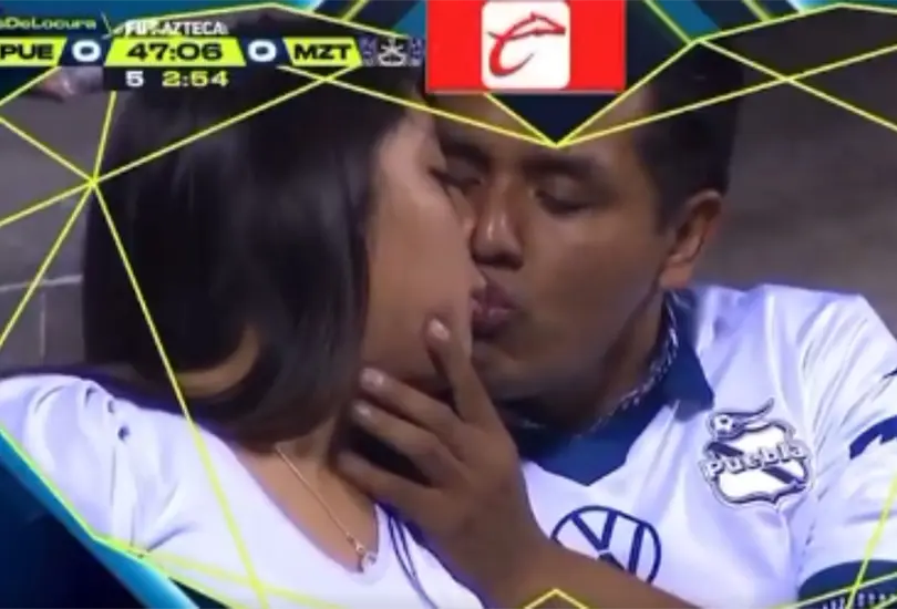 Una pareja se dej&oacute; llevar y ahora son virales gracias a la Kiss Cam de Azteca Deportes